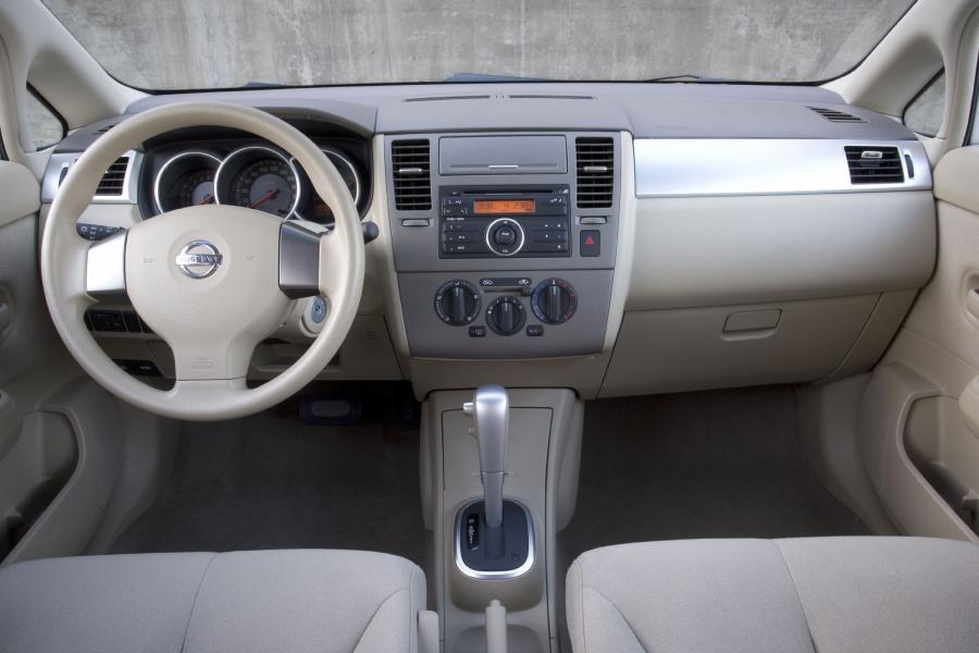  Nissan Tiida 2005 года  (фото 42 из 52)